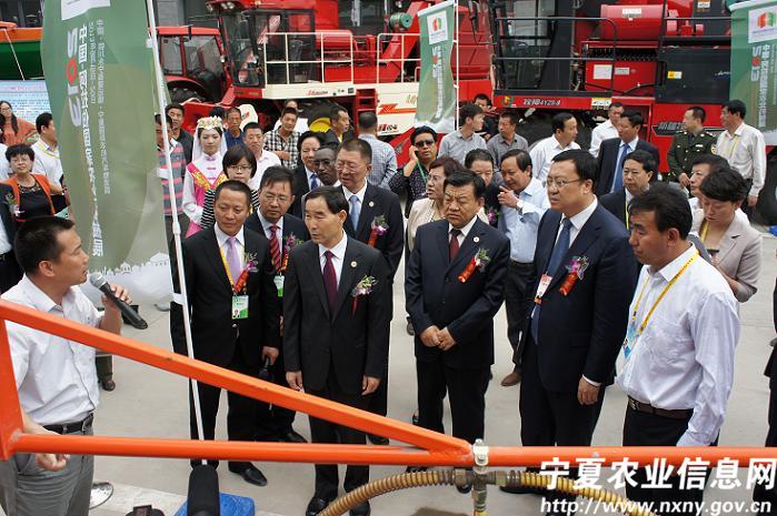 来自全国41家农机生产流通企业参加了展会,参展农机产品共10大类60种321台。全国各地农机参展商、经销商、农户、农机手及全区各市县农机管理部门负责人、农机作业公司、合作社组织近千人参加了开幕仪式,并参观了农机展。