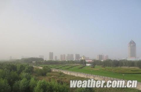 山西迎大风降温 雾霾消散沙尘起2