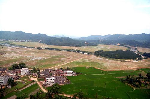 这是2013年5月21日拍摄的峡江县罗田镇古井张家抬田区景象。