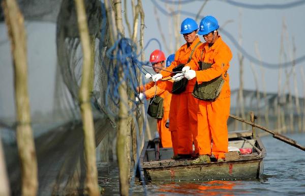 10��12�գ�Ůɽ��������ҷ����Ա�ں����ϼ��޵�����ʩ