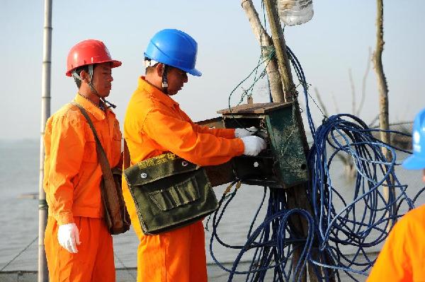 10��12�գ�Ůɽ��������ҷ����Ա�ں����ϼ��޵�����ʩ