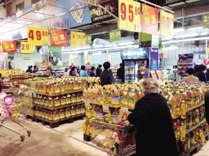 天津市场食用油集体促销 最高降价近四成