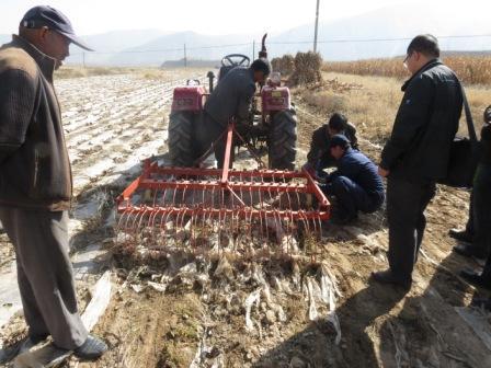 甘肃定西市开展废旧地膜机械化捡拾试验
