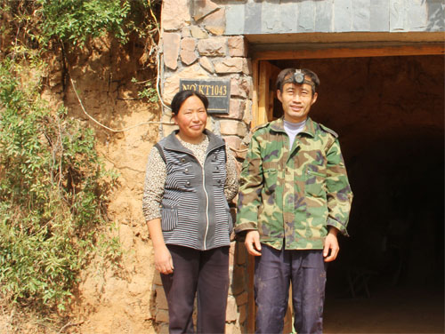 奔上致富路的丁同军两口子在土洞前合影