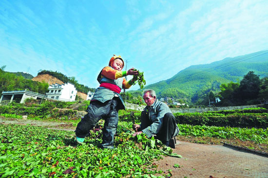 ÐÝÄþÏØÀïׯ´åǰµÄ¿ÕµØÉÏ£¬ÀÏÈËÔÚÁÀɹÄϹÏÃ磬ËûµÄËï¶ùÔÚÌ«ÑôϱıÄÌøÌøµØÍæË£