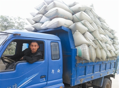 等候卖粮的种粮大户