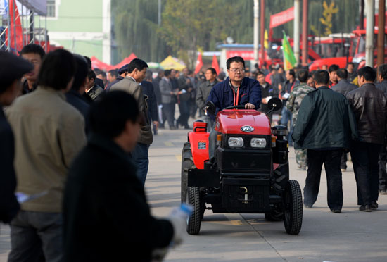 11月6日,参展商在杨凌农高会农业工程机械展上展示农机具