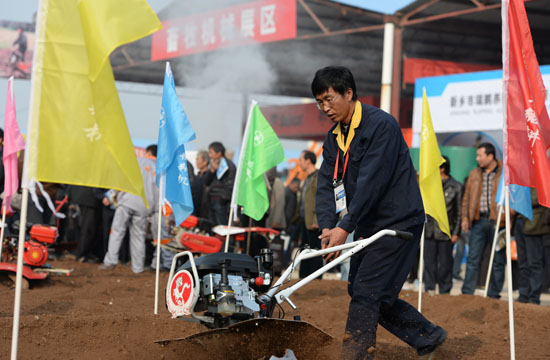 11月6日,参展商在杨凌农高会农业工程机械展上现场演示微型农机具。
