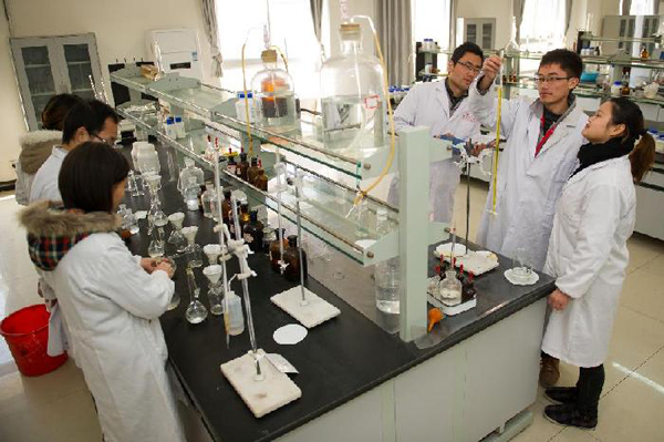 11月30日,安徽省司尔特肥业公司的技术人员在实验室中分析土壤肥力成分。