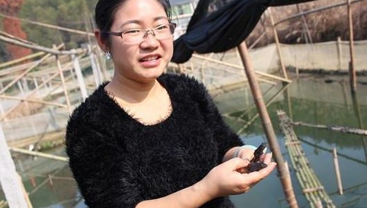 浙江安吉天荒坪镇:牛蛙养殖也创意