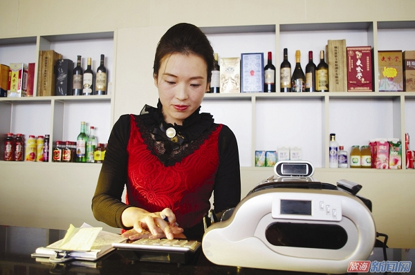 山东文登80后女子广开致富路 下乡办厂城里开店