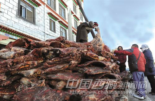 图为来自当雄的牧民在拉萨市城关区团结新村社区出售牦牛肉。