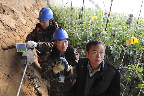 1月13日,为保障温室大棚顺利过冬,农福缘生态园请来玉田供电系统的员工改善温室内的供电线路。