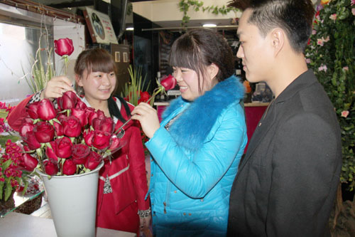 内蒙古扎兰屯市春节前夕鲜花娟花“热销”