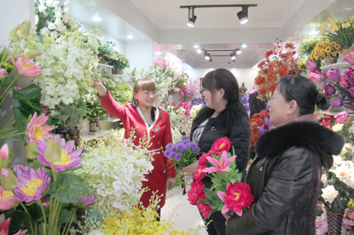 人们在选购鲜花、娟花。