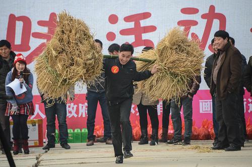 1��18�գ����㽭ʡ�����ػ�Ϫ�ֵ�����ݮ�������ũ����οͲμ�Ȥζũ�»�������ݡ���