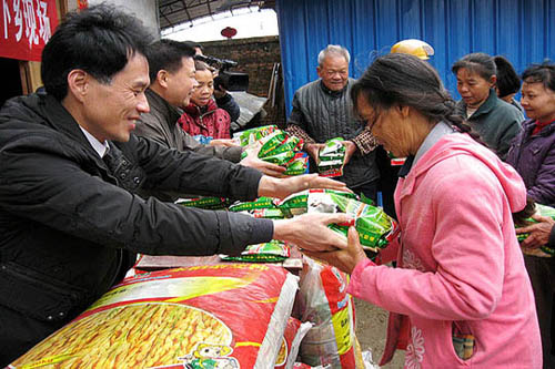 广西钦州市钦南区送超级稻种子进农家