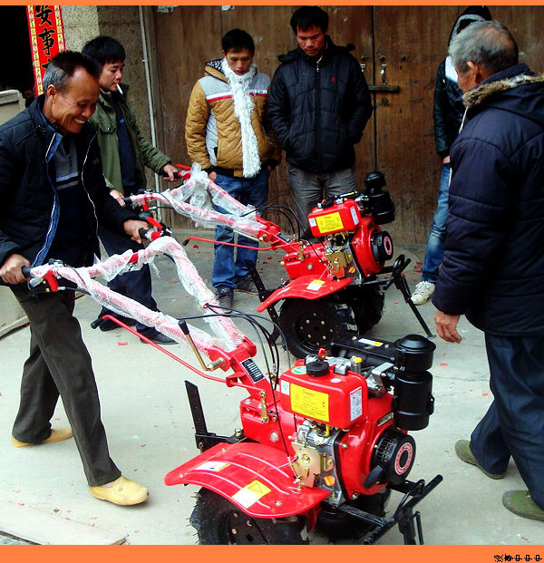 广西浦北农民抢购“铁牛”备春耕