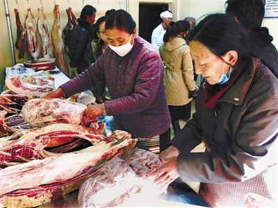 市民在选购牦牛肉。