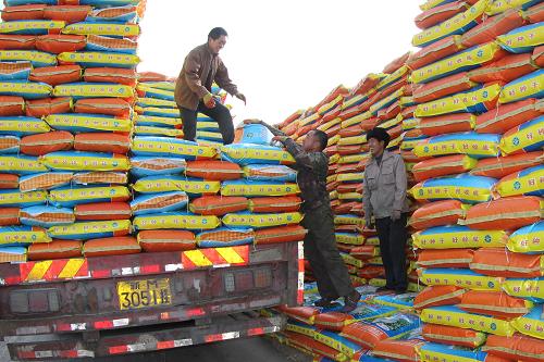 2月17日,在新疆铁门关市,生产建设兵团第二师二十九团职工在装运棉种。