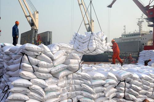 江苏连云港港口开辟绿色通道抢运春耕化肥