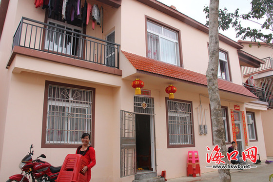 利用小额贷款,王爱强家建起了小洋房。