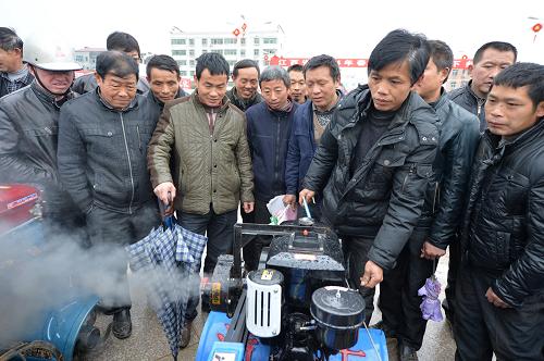 江西:农技农机下乡助春耕