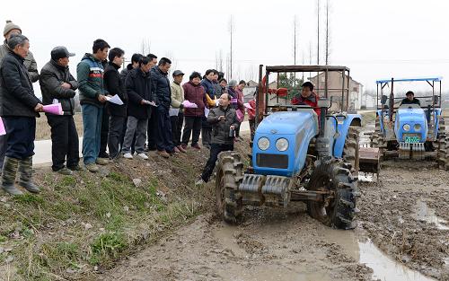 安徽:农机培训送到田间地头