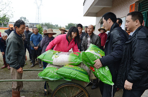 广东阳东县红丰镇南龙村30户贫困户喜领春耕物资