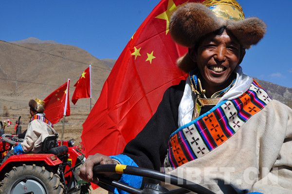 开“铁牛”开耕的拖拉机手