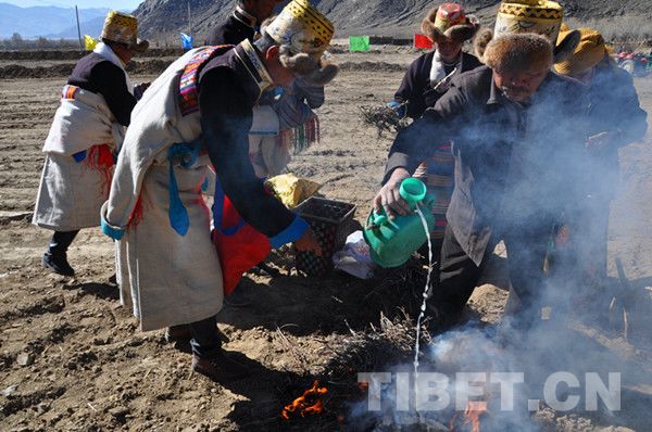 村民们正在进行供祭白石头仪式