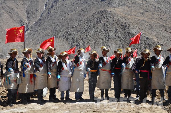 抛洒糌粑 期盼丰收