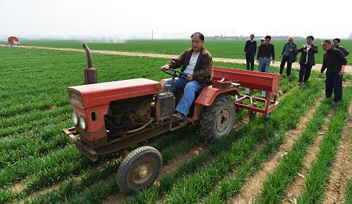 3��17�գ�ɽ����ƽ��ũҵ������Ա��һС�������ظ�ũ��ũ���ֳ�ָ��׷�ʡ�