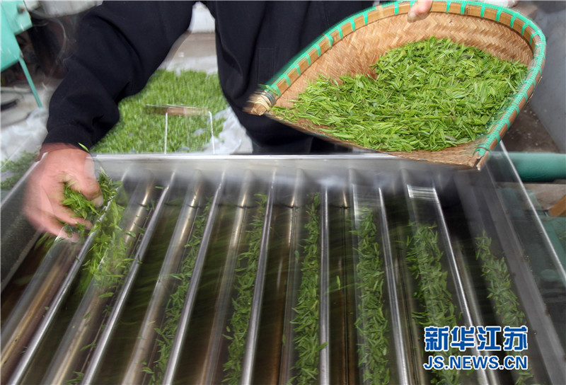 4��2�����磬����ʦ�����е�һ�鳴�ƣ��Ѳ�Ҷ���ȷ����Ѿ�Ԥ�ȵĳ����8�����