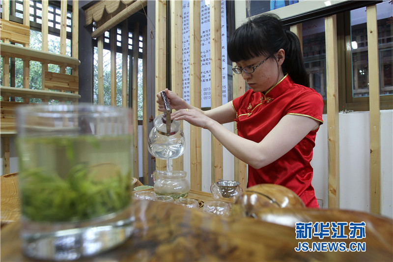 4月2日下午,新茶送到茶室,工作人员进行茶艺展示