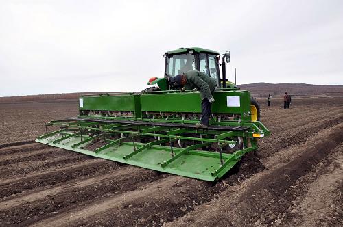 4ÔÂ8ÈÕ£¬ºÚÁú½ºÚºÓÎå´óÁ¬³ØÊÐÒýÁúºÓÅ©³¡µÚËĹÜÀíÇøÖ°¹¤¼Ýʻũ»úÊ©·Ê¡£