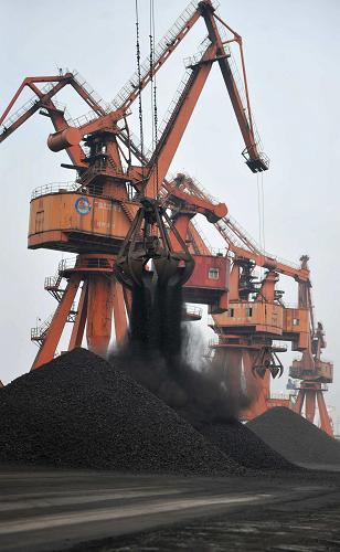 4月10日,钦州市勒沟码头塔吊在下卸矿砂。