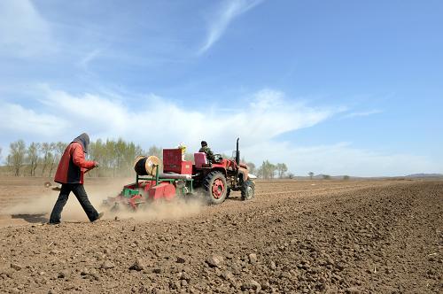 内蒙古旱情严重 土壤墒情不足