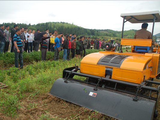 福建建阳:徐市村举办水稻机械插秧现场演示会2