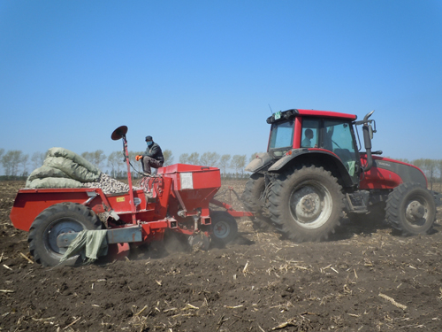 黑龙江省大田播种由南向北全面展开 日播种进度1000万亩
