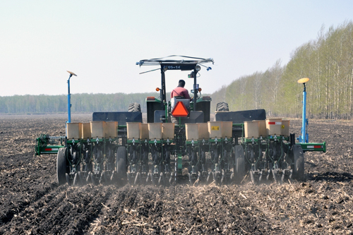 八五二农场进行大豆“垄上四行”播种
