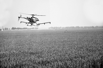 河南舞阳5个乡16万亩粮田连片 无人机喷灌电子眼管护