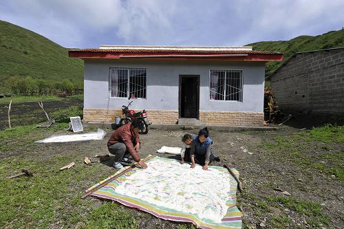 6ÔÂ16ÈÕ£¬ËÄ´¨Ê¡ºìÔÏØ°¢Ä¾Ïç¶ëÔú´å£¬´åÃñµ¤°Í´ï¼ªÒ»¼ÒÔÚн¨µÄÉüÐó¹ÜÀíÓ÷¿Ç°ÁÀɹÄÌÔü¡£