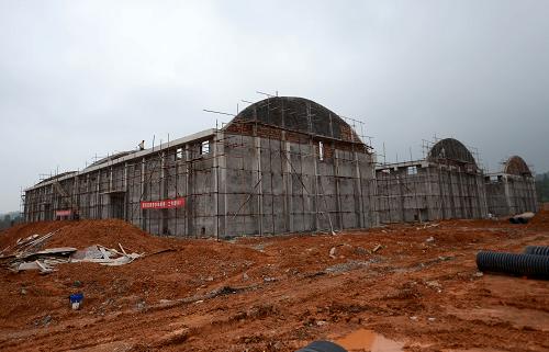 这是宜春市郊正在加紧建设的新粮仓(6月27日摄)。