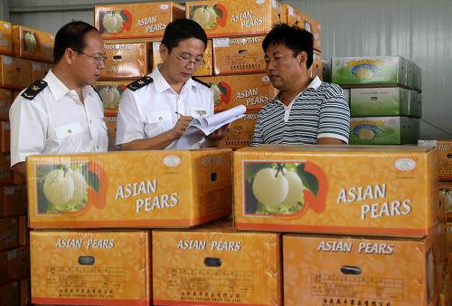 8��5�գ��ӱ����ݳ��뾳������߾ֹ�����Ա�ڲ�ͷ��һ������ӹ���ҵ�Գ��ڵ�������м��顣