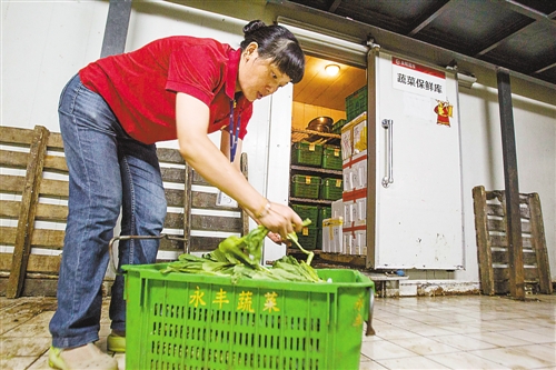 8��3�գ����й�����Ա���ڷּ�ӱ��ʿ���ȡ�����߲ˡ�