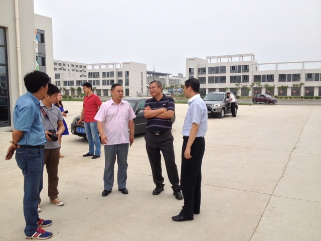 ������ͬʱ��ũ�����г����ھ�Ӫ��ũ��Ʒ�ֽ�����ѯ�ʼ��˽⣬���޾���ࡢ�����豸������ũҵ��е��ʾ�˹�ע��