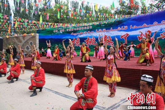 新疆叶城举办第七届核桃采摘节