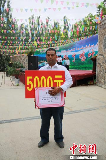 叶城县夏合甫乡其瓦村农民艾买尔.买合木提获得今年核桃种植状元。