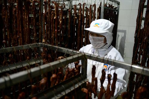 9月3日,在甘肃天玛生态公司位于甘肃省玛曲县的牦牛加工基地,熟食车间主任谢月芳正在整理加工好的牦牛肉。今年40岁的谢月芳原本是当地藏族牧民,3年前来到天玛公司后,经过培训和学习,成长为车间负责人。